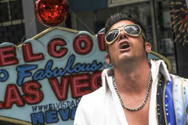 Sokak sanatçı şarkıcı Elvis Presley sokakta gerçekleştirme