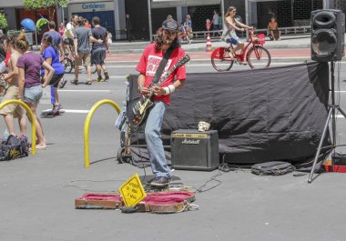 Sokak müzisyeni Paulista Avenue gitar çalmak