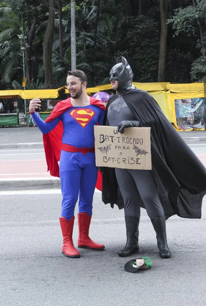 Люди в костюме супергероя просят денег на улице — стоковое фото