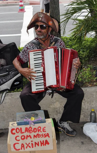 Street musician at Paulista Avenue playing accordion — Stock Photo, Image