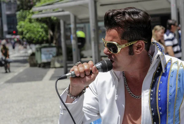 Sokak sanatçı şarkıcı Elvis Presley sokakta gerçekleştirme