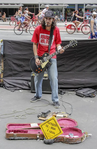 Muzyk ulicy Paulista Avenue, gra na gitarze — Zdjęcie stockowe