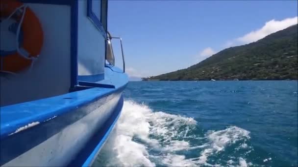 Bootsfahrt in der Nähe der Küste der Insel ilha bela — Stockvideo