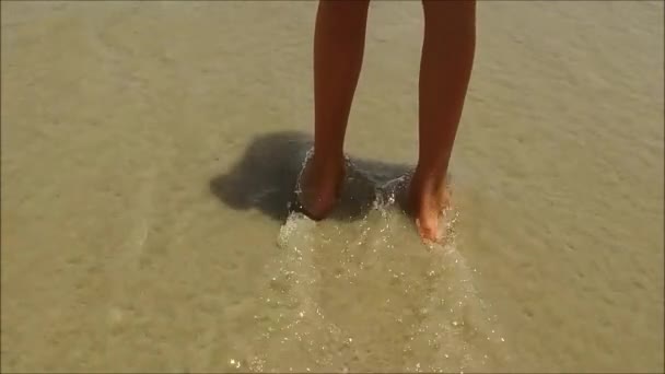 Flicka som går på vågor och vit sand i beach slow motion — Stockvideo