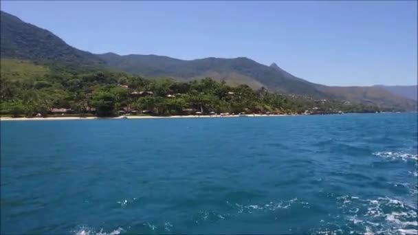 Barco navegando perto da costa da ilha — Vídeo de Stock