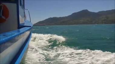 Ada sahil şeridi yelkenli tekne