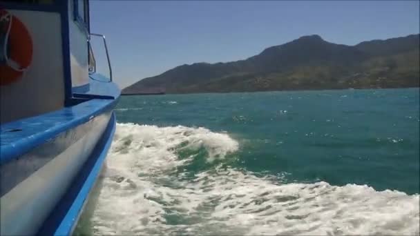島の海岸線の近くのセーリング ボート — ストック動画