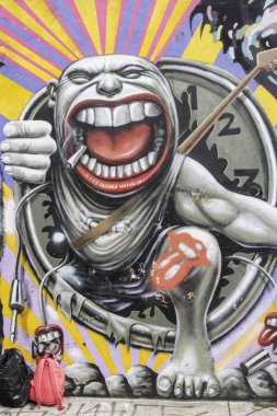 Kimliği belirsiz sanatçı Batman sokakta duvar grafiti 