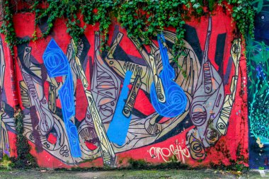 Kimliği belirsiz sanatçı Batman sokakta duvar grafiti 