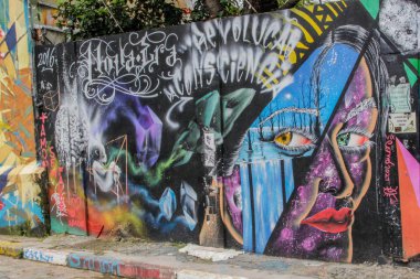 Kimliği belirsiz sanatçı Batman sokakta duvar grafiti 