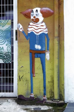 Kimliği belirsiz sanatçı Batman sokakta duvar grafiti 