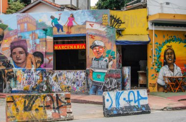 Kimliği belirsiz sanatçı Batman sokakta duvar grafiti 
