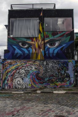 Kimliği belirsiz sanatçı Batman sokakta duvar grafiti 