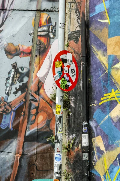 Graffiti de artista no identificado en la pared del callejón Batman — Foto de Stock