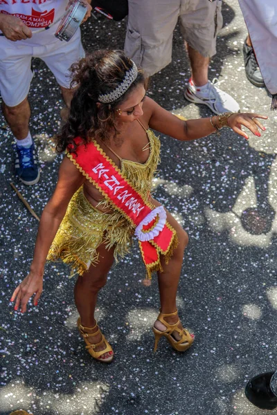 Braziliaanse populaire straat carnaval met samba muziek — Stockfoto