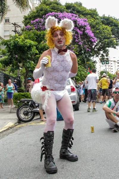 Braziliaanse populaire straat carnaval met samba muziek — Stockfoto