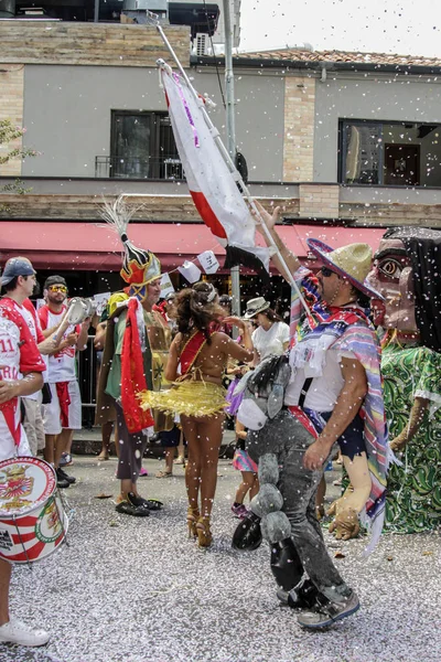 Carnaval callejero popular brasileño con música de samba —  Fotos de Stock