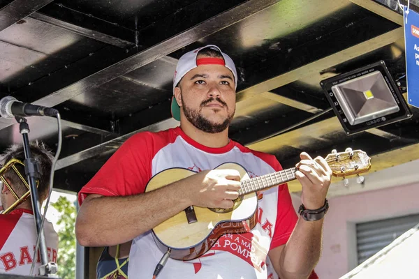 サンバ音楽とブラジルの人気ストリート カーニバル — ストック写真