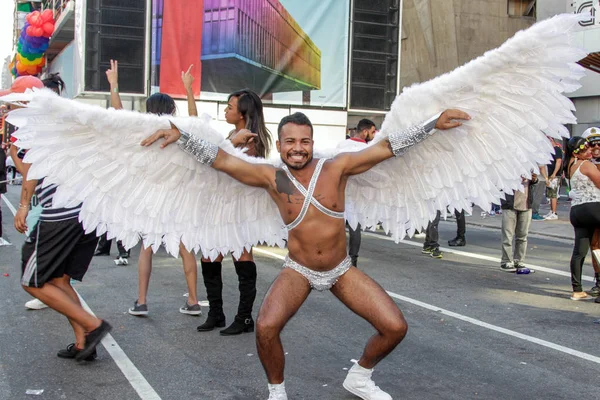 Ung man med vingar på gay pride-paraden Sao Paulo — Stockfoto