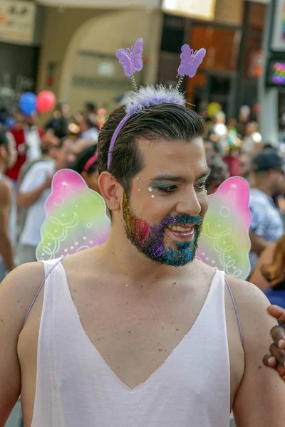 Jeune homme à gay pride parade Sao Paulo — Photo