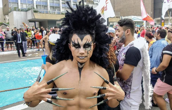Молода людина в гей-параду Сан-Паулу — стокове фото