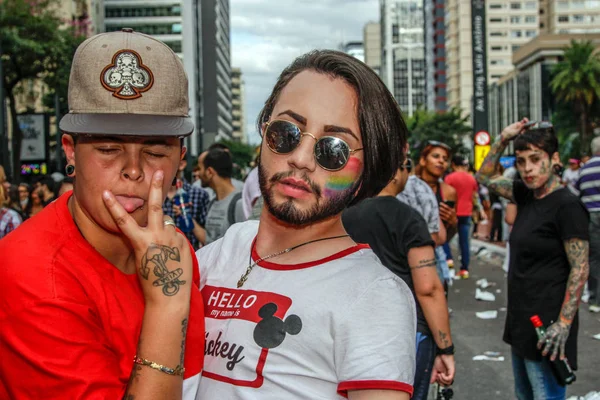 Giovane ragazza e un ragazzo a gay orgoglio parata san paulo — Foto Stock