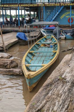 Nehir limanı Amazonas yağmur ormanı, ahşap kanoya