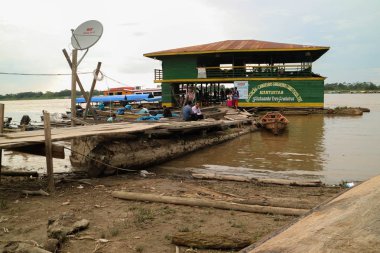 Tabatinga, Brezilya 10 Kasım 2017: Amazon Nehri Tabatinga, Amazonia bir balık limanda, kimliği belirsiz bir gurup