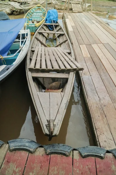 Canoa Legno Nel Porto Fluviale Della Foresta Pluviale Amazzonica — Foto Stock