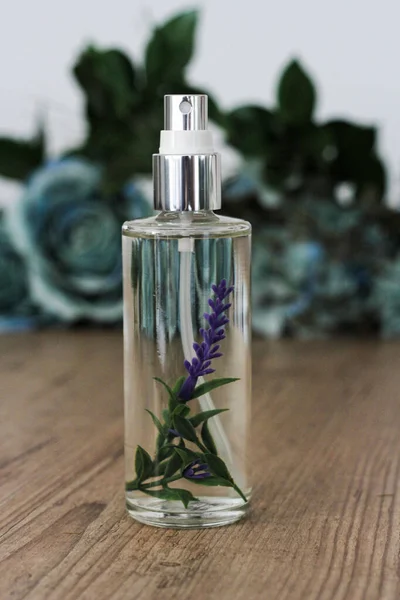 Lavanda Dışı Çiçek Dolu Şeffaf Cam Bir Şişede Aromatik Oda — Stok fotoğraf