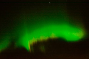 Gece gökyüzünde kuzey ışıkları.