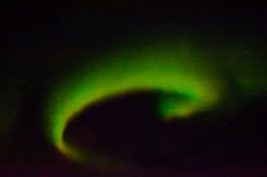 Gece gökyüzünde kuzey ışıkları.