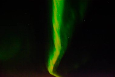 Gece gökyüzünde kuzey ışıkları.