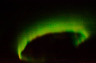 Gece gökyüzünde kuzey ışıkları.