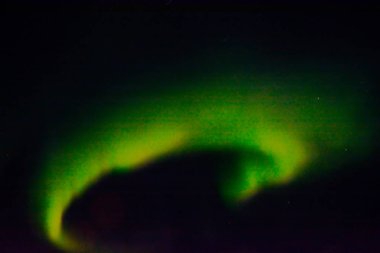 Gece gökyüzünde kuzey ışıkları.