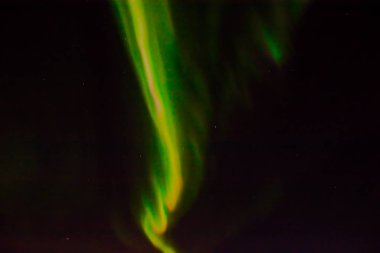 Gece gökyüzünde kuzey ışıkları.