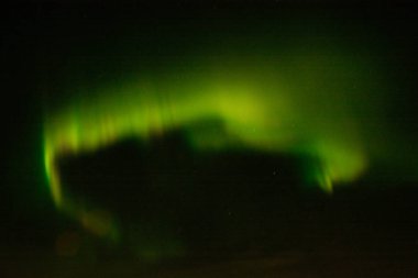 Gece gökyüzünde kuzey ışıkları.