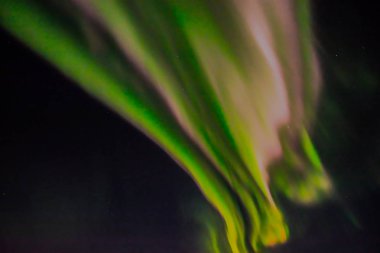 Gece gökyüzünde kuzey ışıkları.