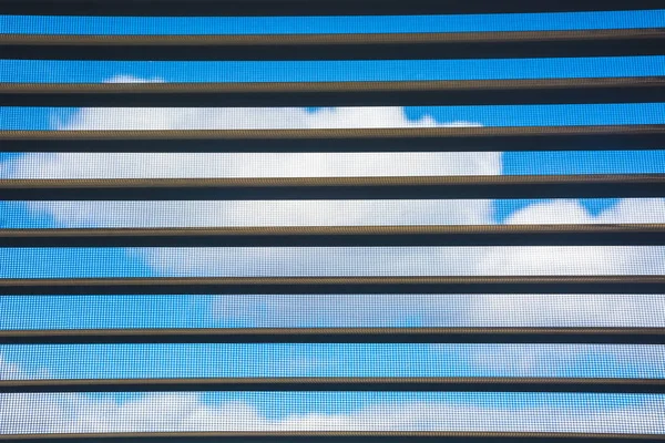 Небо за окном — стоковое фото