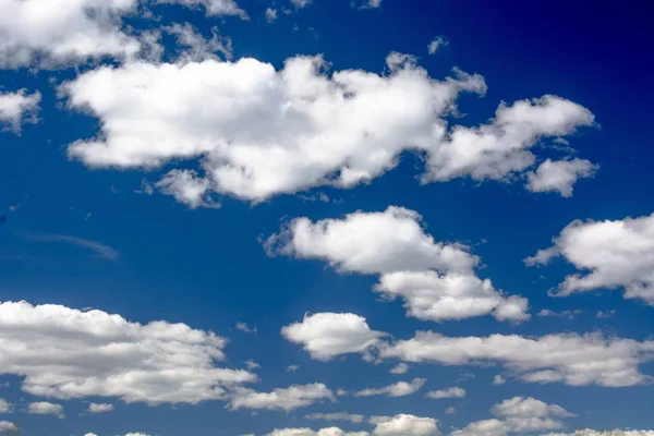 Формы облаков в небе — стоковое фото
