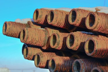 Bir yığın içinde yığılmış petrol ve gaz kuyuları delme için borular