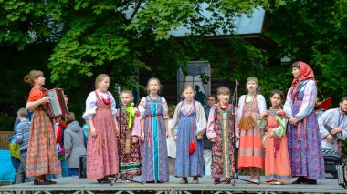 Bernovo/Rusya - 5 Haziran 2016: Folklor Festivali, kızlar bir koro kesilir. Onlar eski Rus takımlarına giyindin. Rus halk şarkıları süngü acro-boyunduruk göre gerçekleştirilir.