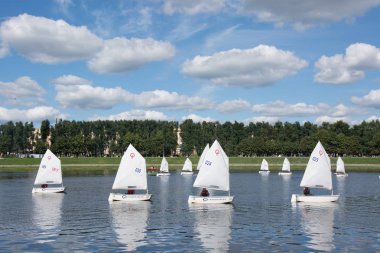 Tver/Rusya - 13 Ağustos 2016: güneşli yaz günü. Volga Tver içinde yelkenli. Teknelerden paralel, gökyüzünde bulutlar float.