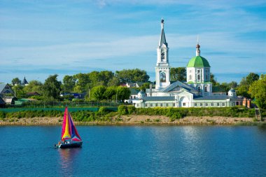 Tver/Rusya - 16 Haziran 2016: Volga Tver içinde kıyısında bir manastır olduğunu. Nehir boyunca bir tekne yelken