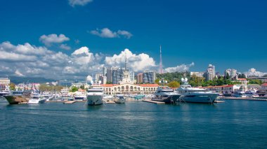 Sochi/Rusya - Sochi Limanı büyük yatların ön planda ile 10 Eylül 2016:Panorama. Şehrin arka plan Panoraması