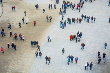 Bir kenti yukarıdan bir kare ile biraz çok-in insanlar yürümek