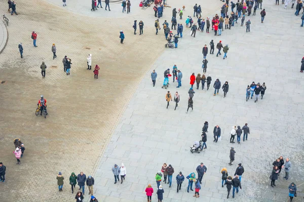 Una vista desde arriba de una plaza de la ciudad con un montón de gente caminando — Foto de Stock
