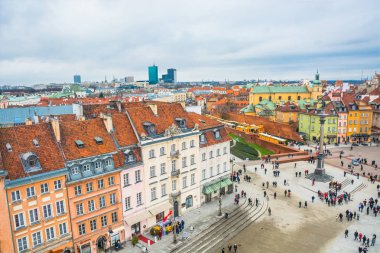 Varşova / Polonya - 31 Aralık 2017: Varşova panoramik manzaralı. Ön planda, eski şehir merkezi, cadde ve taşıma binalar vardır. Arka planda modern yüksek katlı binalar vardır
