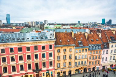 Varşova / Polonya - 31 Aralık 2017: Varşova panoramik manzaralı. Ön planda, eski şehir merkezi, cadde ve taşıma binalar vardır. Arka planda modern yüksek katlı binalar vardır