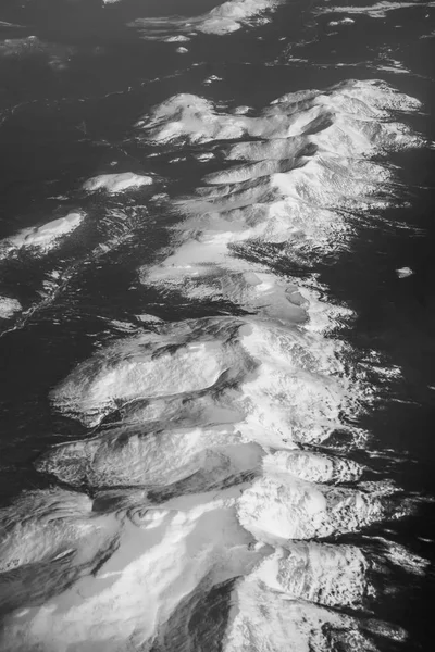 Powierzchni Ziemi Okna Samolotu Góry Pokryte Śniegiem Czarnego Lasu Podnóża — Zdjęcie stockowe